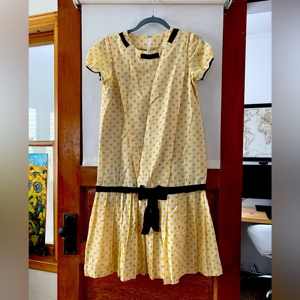Drop waist vintage yellow polka dots dress. Lined with black satin belt. Small